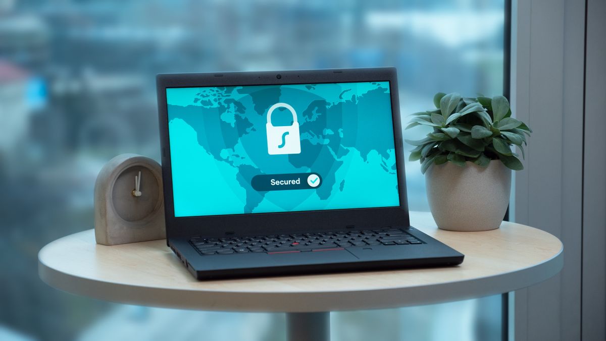 Laptop menampilkan ikon gembok keamanan di atas meja